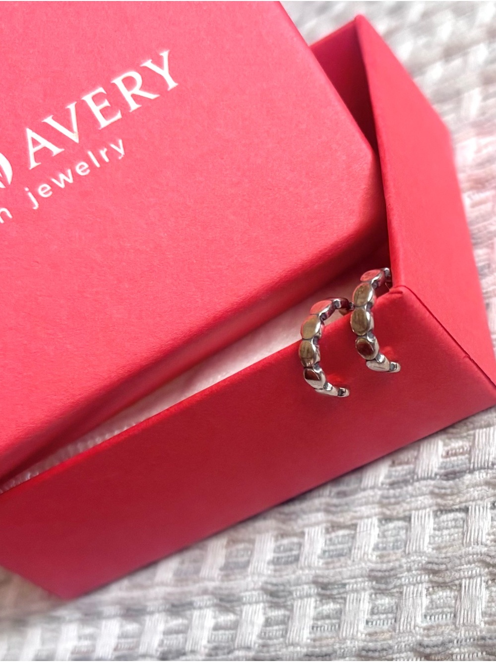 James Avery Silver Hoop Earrings in original box - NEW never worn - Picture 4 of 6